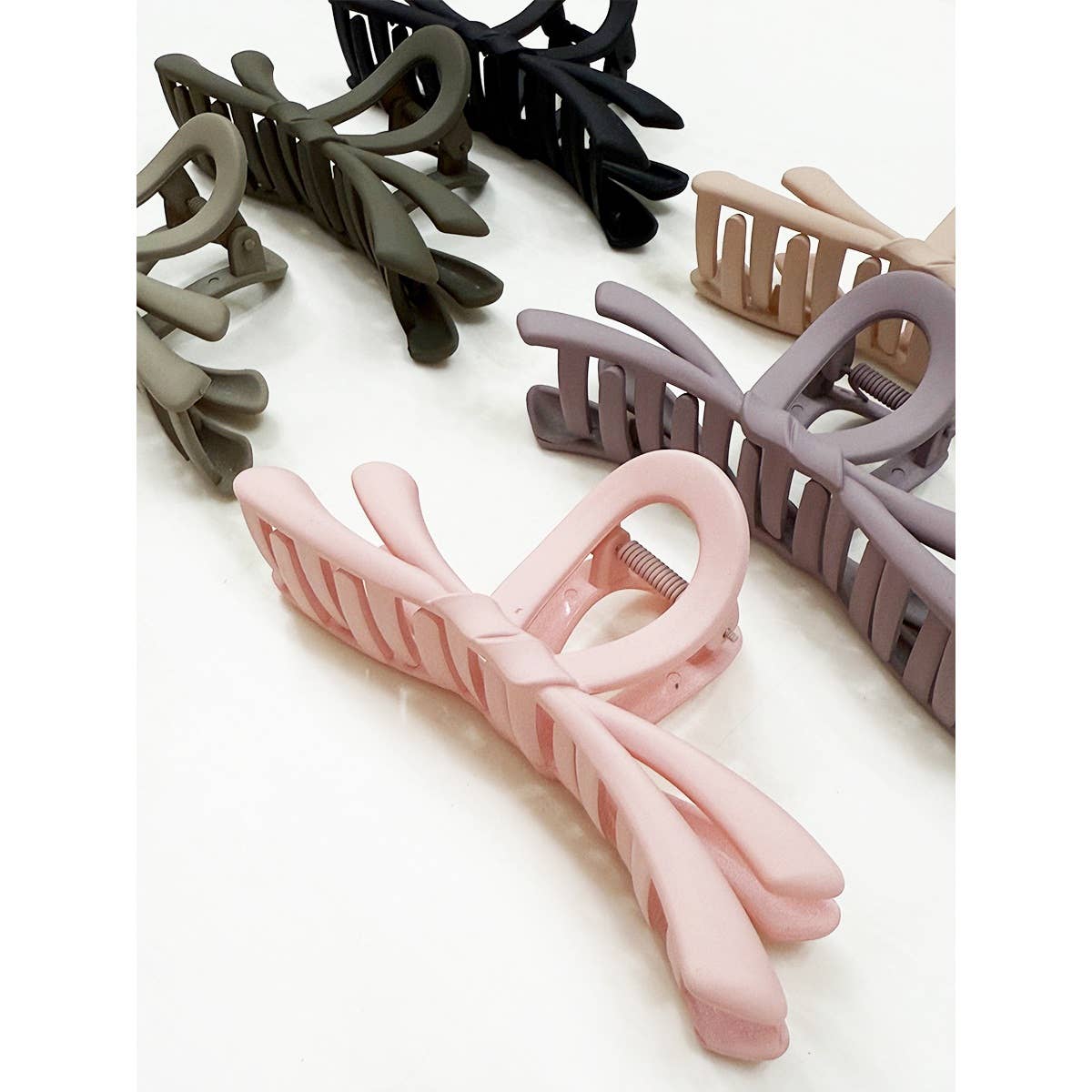 Large Matte Knotted Shape Hair Claw